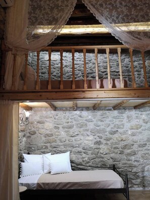 1 dormitori, caixa forta a l'habitació i planxa i posts de planxar 