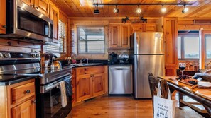 Hus (4 Bedrooms) | Eget kjøkken | Kjøleskap, mikrobølgeovn, ovn og kokeplater