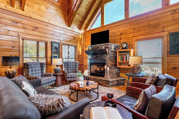 House (4 Bedrooms) | Interior - Misty Mountain by Avantstay Hot Tub, Mountain Views, Theater, Pool Table (Sevierville)