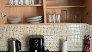 Hús | Einkaeldhús | Ísskápur, örbylgjuofn, bakarofn, eldavélarhellur