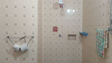 Casa | Banheiro | Chuveiro, secador de cabelo, toalhas de banho