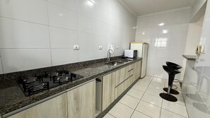Apartment | Private kitchen | Fridge, microwave, oven, cookware/dishes/utensils - Residencial Maria Conceição (Praia Grande)