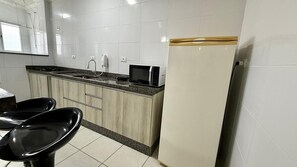 Apartament | Cuina privada | Frigorífic, microones, forn i utensilis de cuina, vaixella i coberteria 