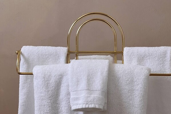 Sèche-cheveux, serviettes fournies