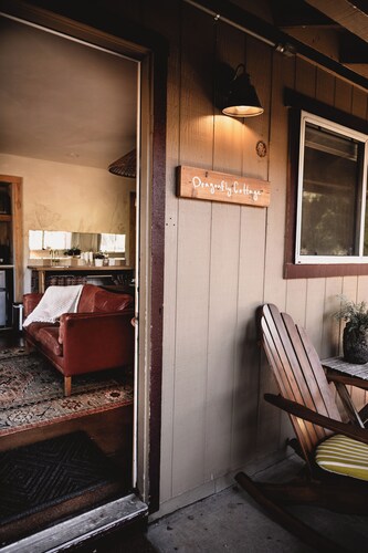 A standalone hideaway in the lower gardens, perfect for slow living and total autonomy.