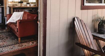 A standalone hideaway in the lower gardens, perfect for slow living and total autonomy.