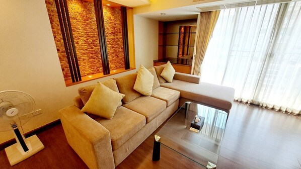 TV - 5B 2 Bedrooms Downtown Serviced Apartment with shared Pool (Krung Thep Maha Nakhon)