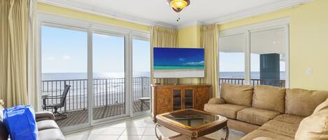 Appartamento, letti multipli, balcone, vista oceano (Grandview East Resort 204) | Area soggiorno | TV a schermo piatto 42 pollici con canali digitali
