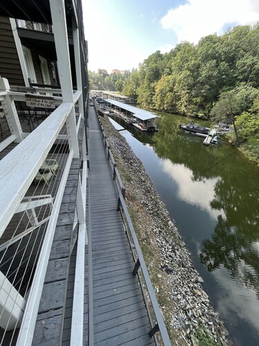 Waterfront Lake House with Boatslip at Pickwick 