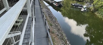 Waterfront Lake House with Boatslip at Pickwick 
