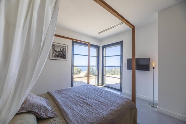 4 bedrooms, in-room safe, iron/ironing board, free WiFi