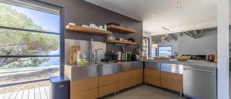 Frigorífic, microones, forn i placa de cuina