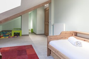 3 bedrooms, iron/ironing board, free WiFi, bed sheets