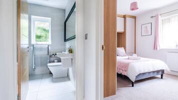 3 chambres, fer et planche à repasser, Wi-Fi, literie fournie