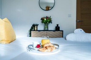 3 bedrooms, iron/ironing board, WiFi, bed sheets - Pet Friendly with a Hot Tub (Hednesford)