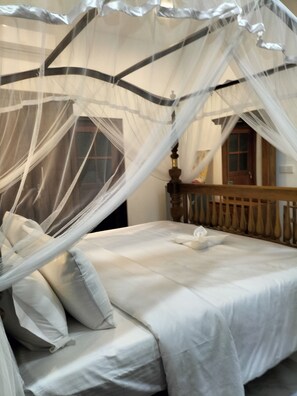 Ameublement personnalisé, bureau, fer et planche à repasser