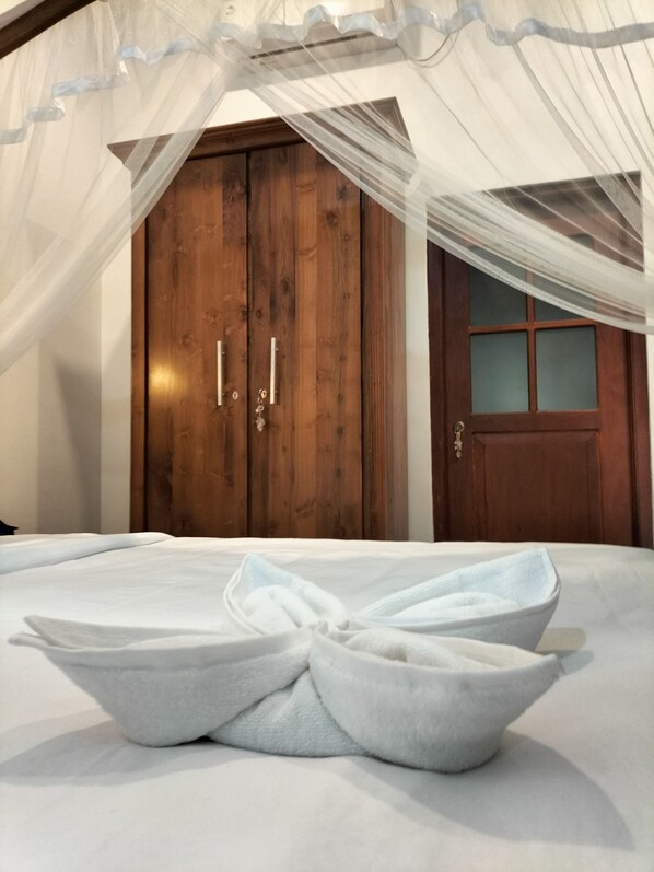 Ameublement personnalisé, bureau, fer et planche à repasser