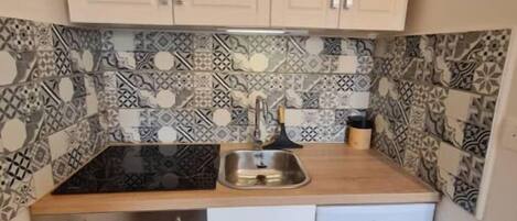 冷蔵庫、オーブン、コンロ、コーヒー / ティーメーカー