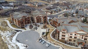 Zona residencial con varias edificaciones de dos pisos, una rotonda central y montañas al fondo.