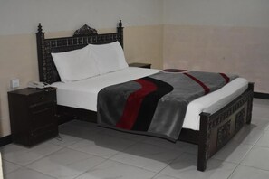 In-room safe, iron/ironing board, free WiFi, bed sheets - Hotel Khursheed Palace (Rawalpindi)