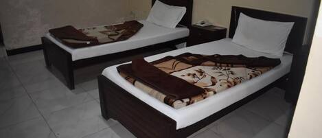 Double Room | In-room safe, iron/ironing board, free WiFi, bed sheets