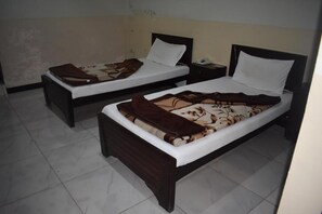 In-room safe, iron/ironing board, free WiFi, bed sheets - Hotel Khursheed Palace (Rawalpindi)
