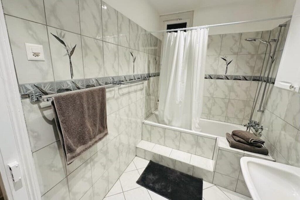 Een douche, een haardroger, handdoeken, zeep