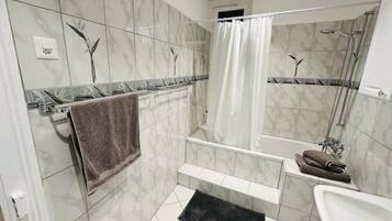 Een douche, een haardroger, handdoeken, zeep