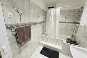 Shower, hair dryer, towels, soap - Exklusive Wohnung für Familien & Business (Uster)