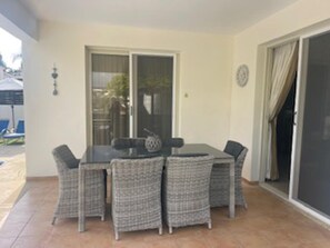 Villa | Restaurante al aire libre