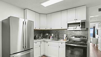 Een koelkast, een microgolfoven, een oven, een kookplaat