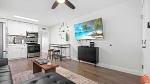 TV - Beachfront Beauty: 1BR Gem on Okaloosa Island (Fort Walton Beach)