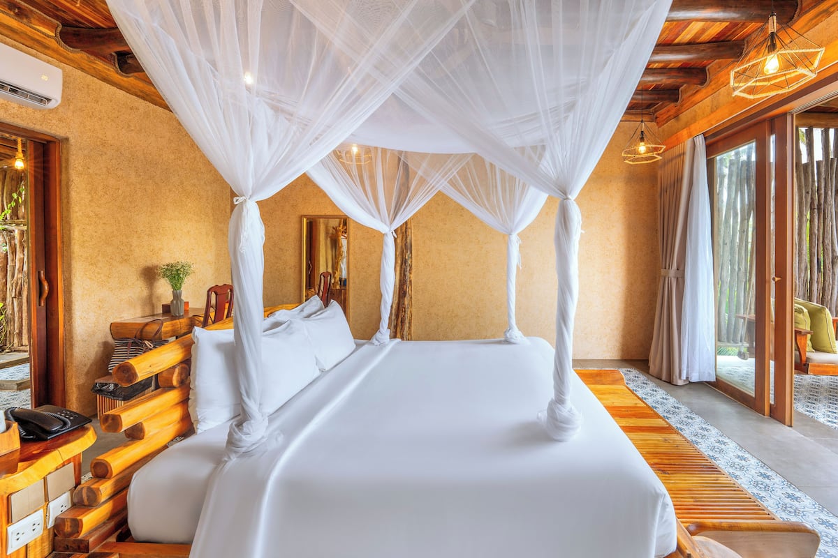 Premium Bungalow with Balcony | 1 bedroom, premium bedding, minibar, in-room safe