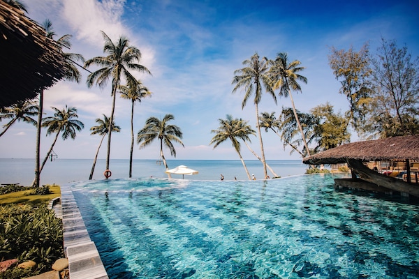 Outdoor pool, open 8:00 AM to 6:00 PM, pool umbrellas, sun loungers