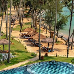 Plage, chaises longues, parasols, serviettes de plage