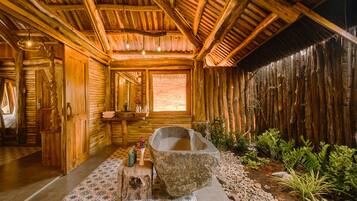 Baignoire relaxante profonde, douche à « effet pluie »