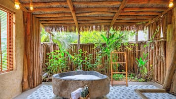 Syvä kylpyamme, sadesuihkupää, designer-hygieniatuotteet