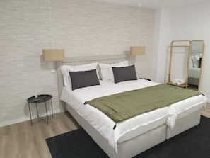 Room - Bus Station Suites & Studios (Coimbra)