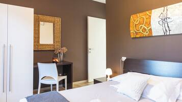 2 habitaciones, tabla de planchar con plancha, internet y ropa de cama
