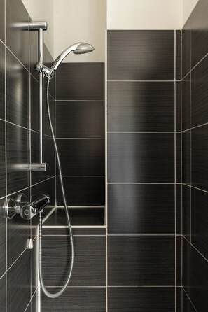Regadera, secadora de cabello, bidet, toallas