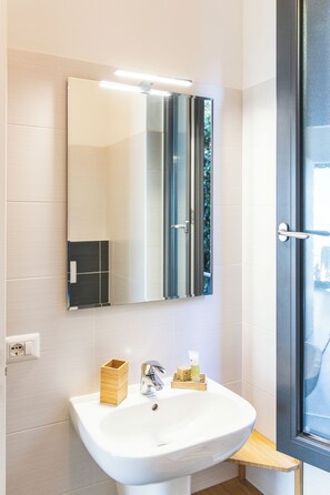 Regadera, secadora de cabello, bidet, toallas 