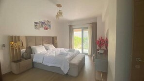 3 bedrooms, iron/ironing board, WiFi, bed sheets - Carrara White 3BR APT W/Garden view and Pool (Mokattam)