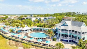 Een resort met een groot zwembad, diverse gastenkamers en uitzicht op het omliggende landschap.