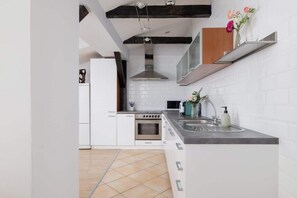 Een koelkast, een microgolfoven, een oven, een kookplaat