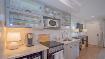 Fridge, microwave, oven, coffee/tea maker