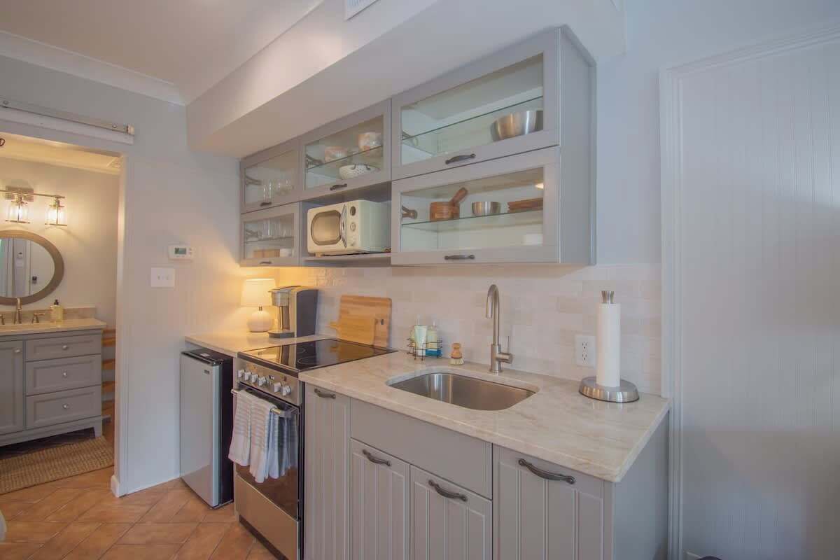 Réfrigérateur, micro-ondes, four, cafetière/bouilloire