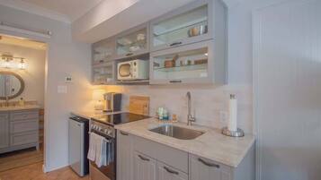 Réfrigérateur, micro-ondes, four, cafetiÚre/bouilloire