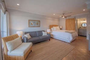 Tabla de planchar con plancha, wifi gratis y ropa de cama 