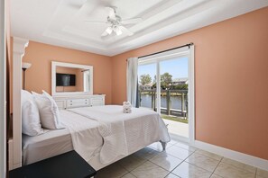 5 chambres, bureau, fer et planche à repasser, lit de bébé portatif