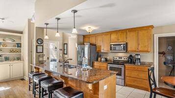 Køleskab, mikrobølgeovn, ovn, kogeplade